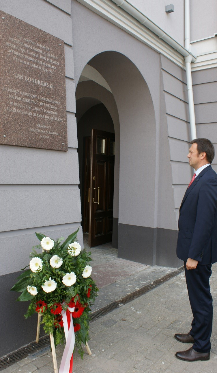 Złożenie kwiatów pod tablicą upamiętniającą Burmistrza Jana Bondkowskiego