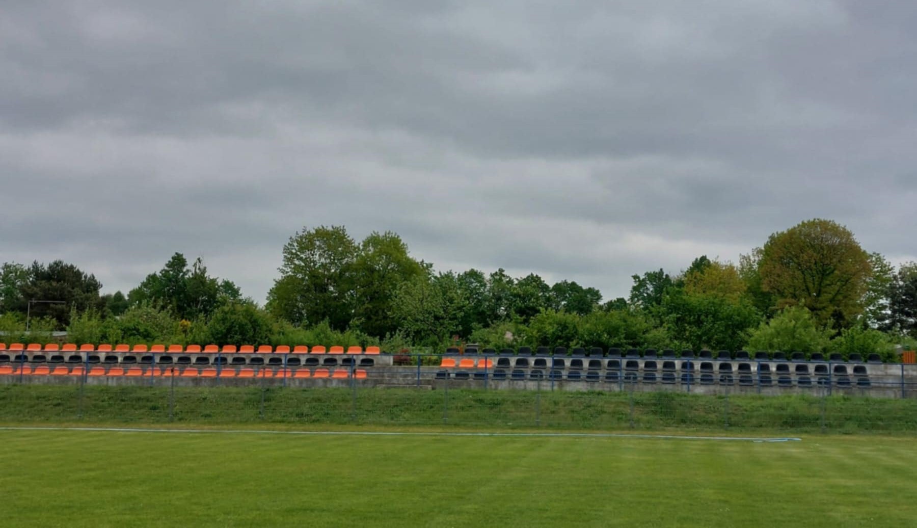 60 nowych krzesełek na stadionie HKS Odra