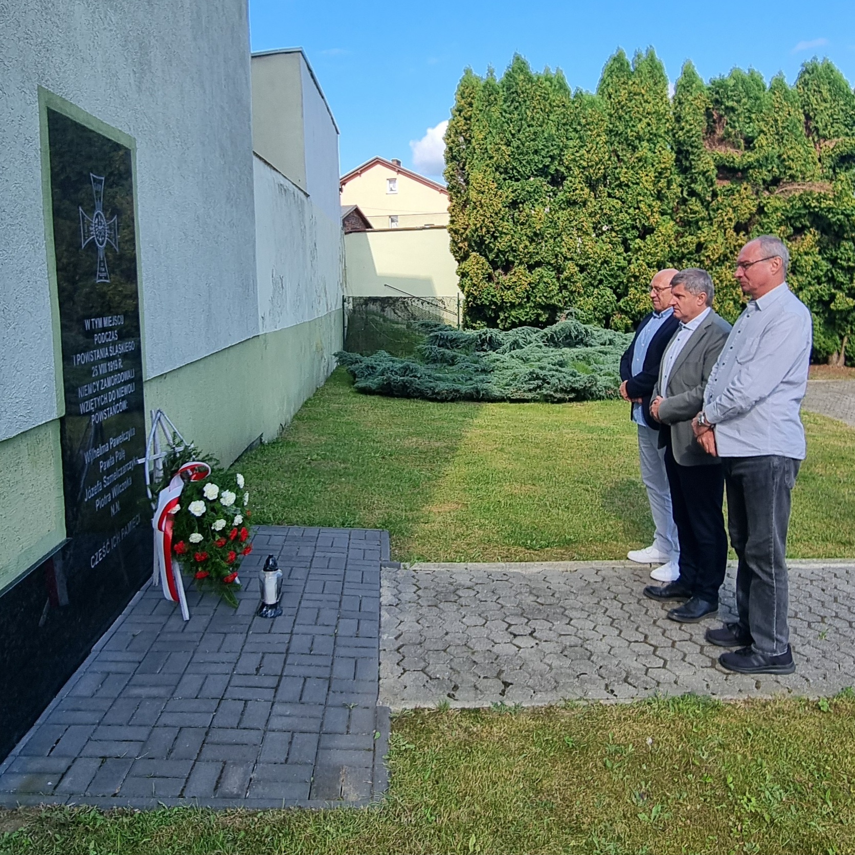Złożenie kwiatów pod tablicą upamiętniającą egzekucję Powstańców Śląskich