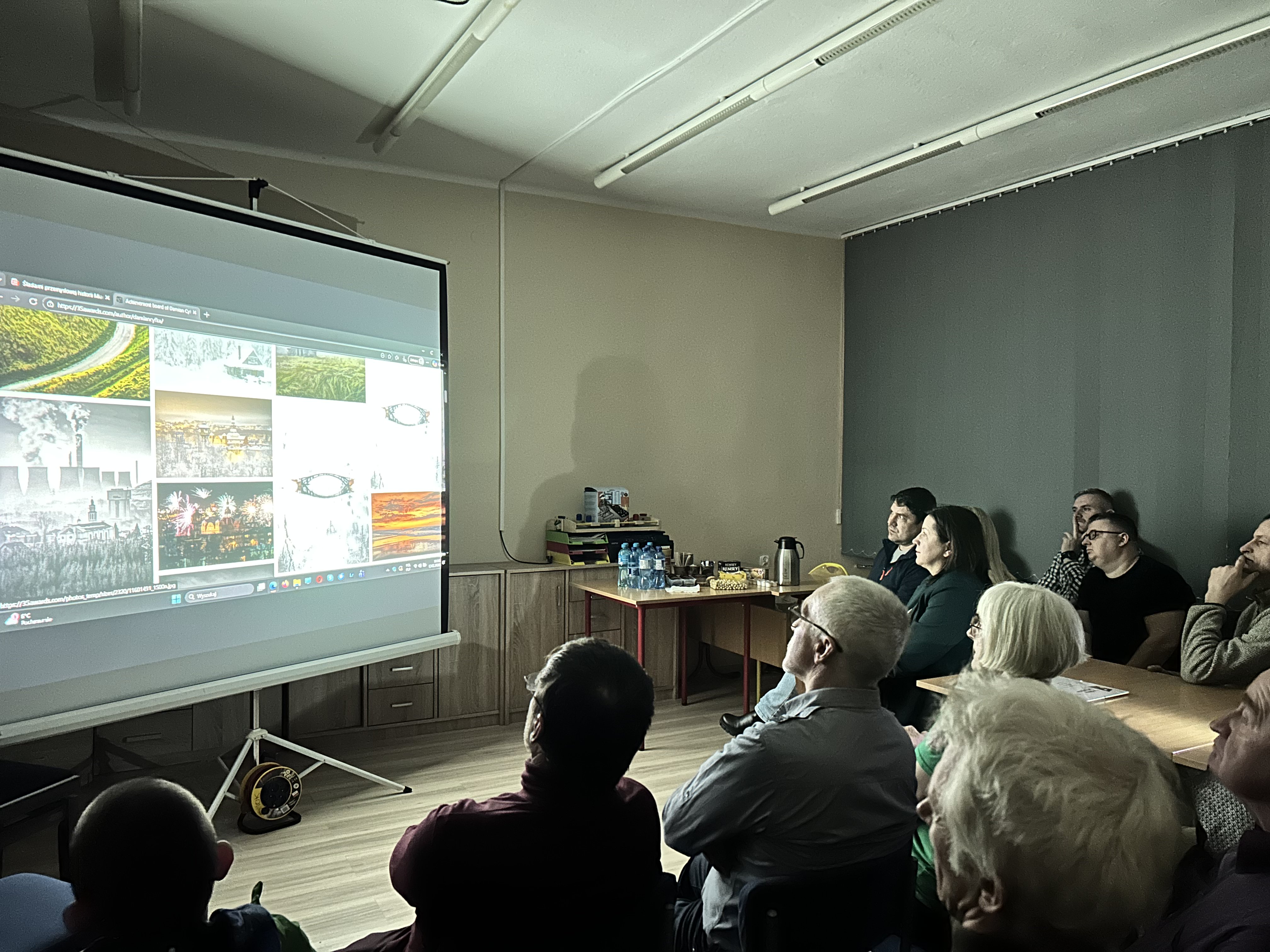 Pasieki w objęciach czasu i lasu zatrzymane na fotografii