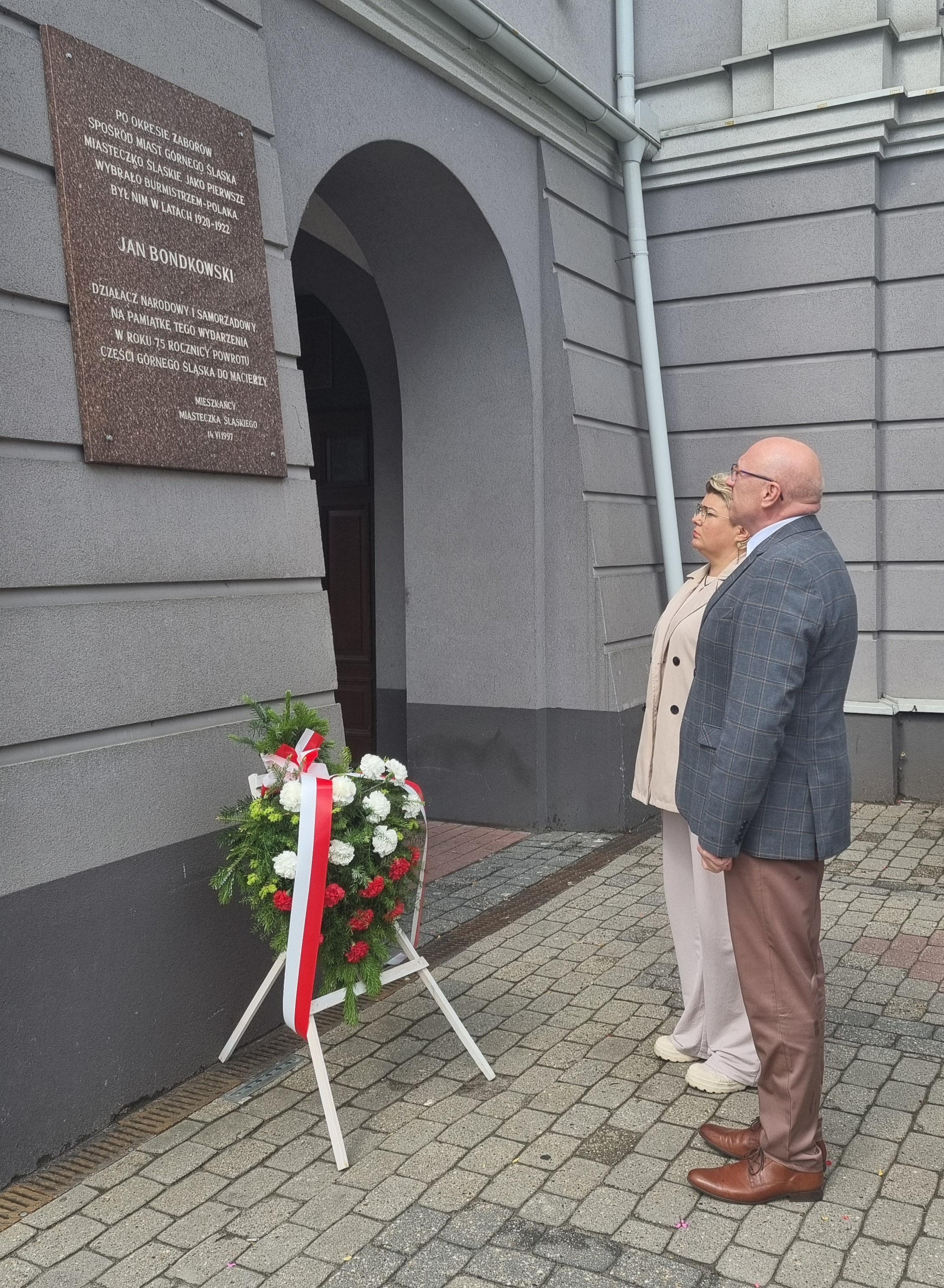 Złożenie kwiatów pod tablicą upamiętniającą Burmistrza Jana Bondkowskiego