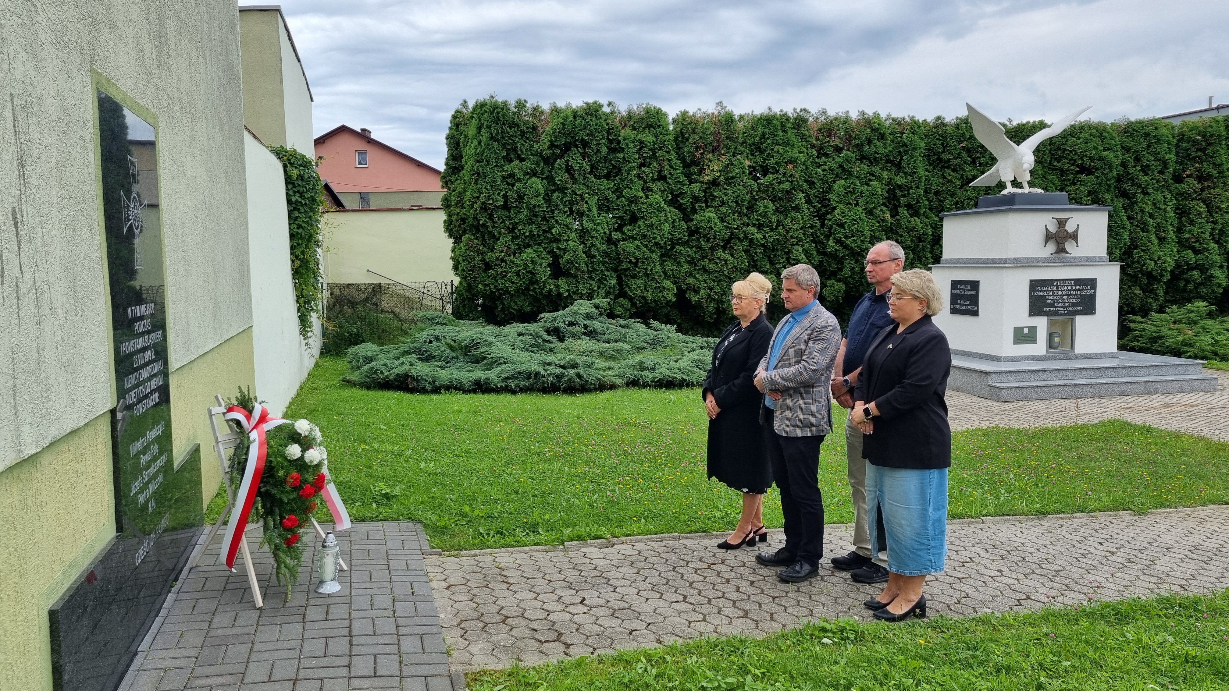 Złożenie kwiatów pod tablicą upamiętniającą egzekucję pięciu Powstańców Śląskich