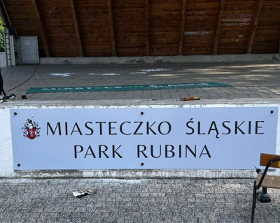 grafika do wpisu: Wymiana banneru pod sceną w Parku Rubina