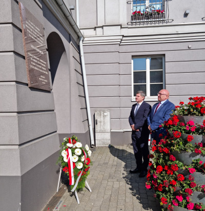 grafika do wpisu: Złożenie kwiatów pod tablicą upamiętniającą Burmistrza Jana Bondkowskiego
