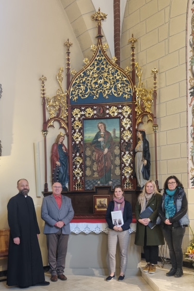 grafika do wpisu: Zakończenie prac konserwatorskich bocznego ołtarza Św. Barbary w kościele pw. Wniebowzięcia NMP w Miasteczku Śląskim