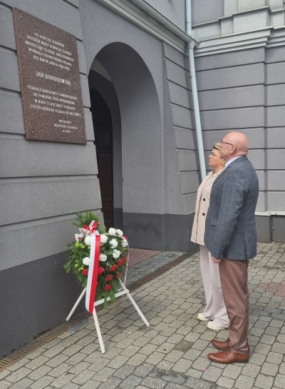 grafika do wpisu: Złożenie kwiatów pod tablicą upamiętniającą Burmistrza Jana Bondkowskiego