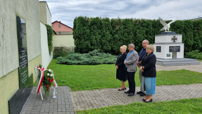 grafika do wpisu: Złożenie kwiatów pod tablicą upamiętniającą egzekucję pięciu Powstańców Śląskich