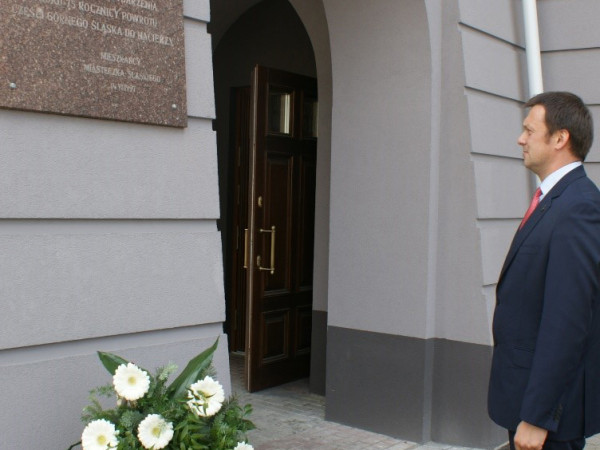 Złożenie kwiatów pod tablicą upamiętniającą Burmistrza Jana Bondkowskiego