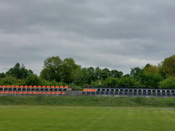 60 nowych krzesełek na stadionie HKS Odra