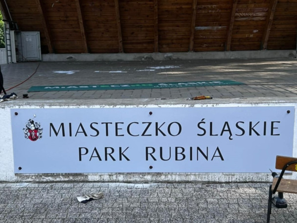 grafika do wpisu: Wymiana banneru pod sceną w Parku Rubina
