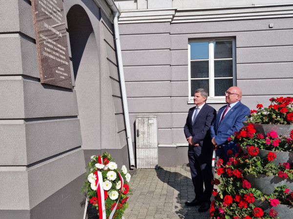 Złożenie kwiatów pod tablicą upamiętniającą Burmistrza Jana Bondkowskiego