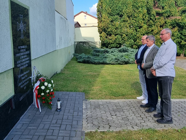 Złożenie kwiatów pod tablicą upamiętniającą egzekucję Powstańców Śląskich