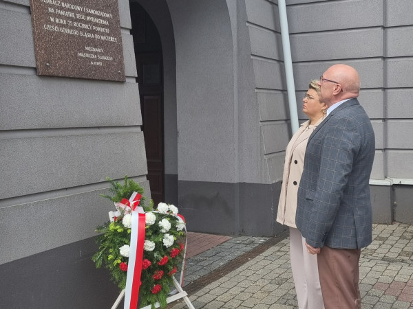 grafika do wpisu: Złożenie kwiatów pod tablicą upamiętniającą Burmistrza Jana Bondkowskiego