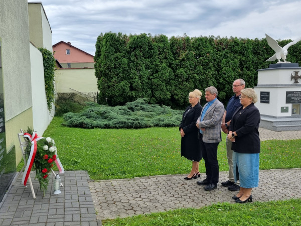 Złożenie kwiatów pod tablicą upamiętniającą egzekucję pięciu Powstańców Śląskich